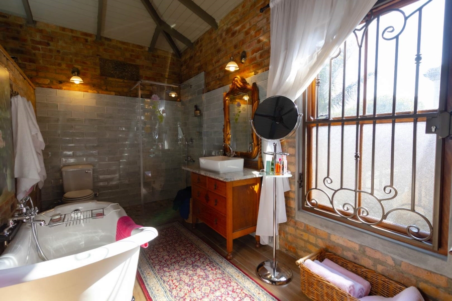 6 Bedroom Property for Sale in Sandbaai Western Cape